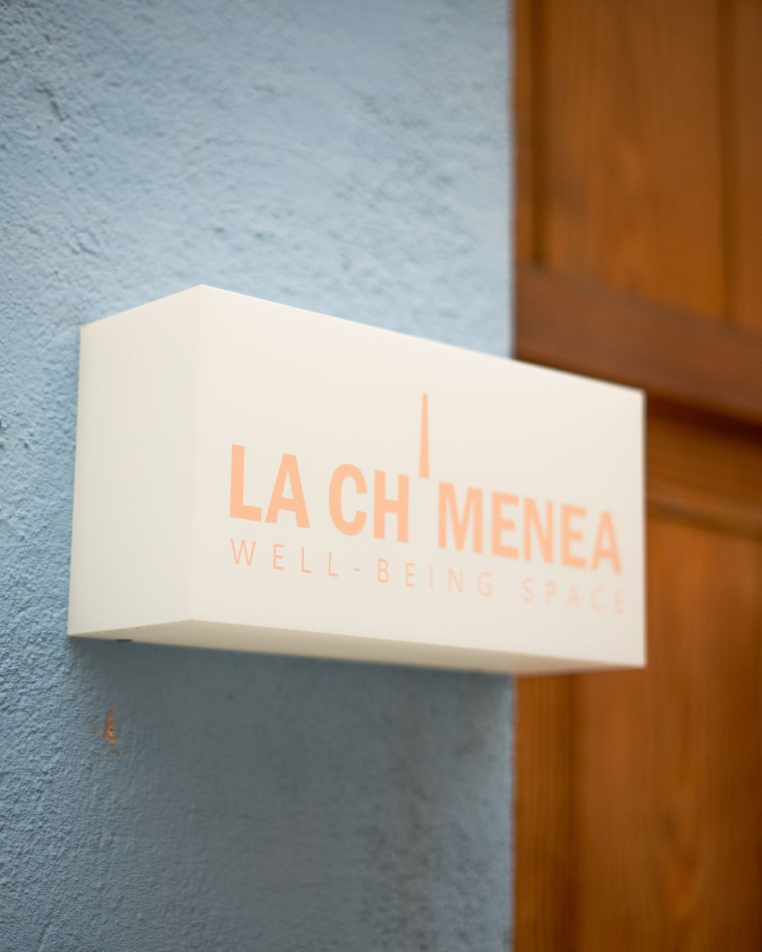 Cartelito de la puerta de entrada